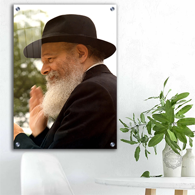 471 - תמונה של הרבי מליובאוויטש מחייך ומוחא כפיים