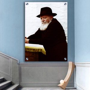 438 – תמונה מיוחדת של הרבי מליובאוויטשעל קנבס נשען על הסטנדר