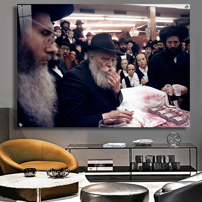 492 - תמונה של הרבי מליובאוויטש מחזיק כוס ברכה ושורק בהתוועדות