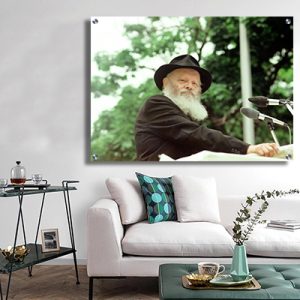 499 – תמונה של הרבי מליובאוויטש על רקע עצים בירוק