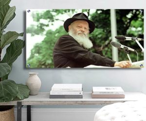 499 – תמונה מלבנית של הרבי מליובאוויטש על רקע עצים בירוק