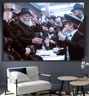 884 – תמונה של הרבי מצדיע בהתוועדות