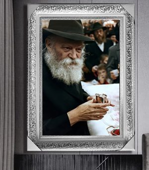 889 – תמונה של הרבי מליובאוויטש מחזיק כוס יין בהתוועדות