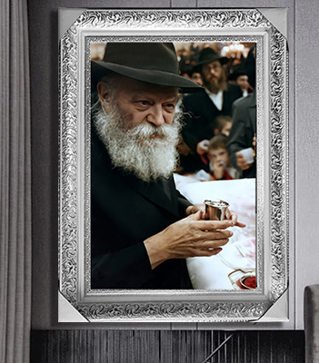 889 - תמונה של הרבי מליובאוויטש מחזיק כוס יין בהתוועדות