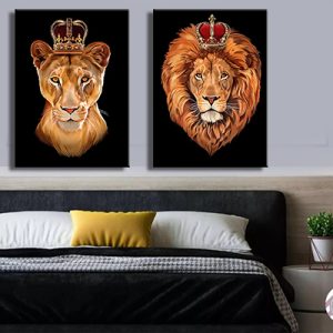 T-7 זוג ציורים של אריה ולביאה עם כתר על הראש