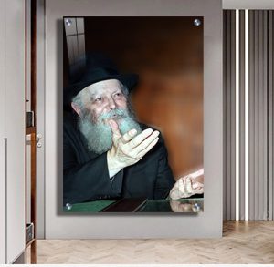 244 – תמונה של הרבי מליובאוויטש מחייך על קנבס או זכוכית