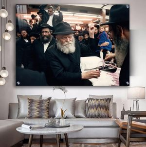 894 – תמונה של הרבי בהתוועדות על זכוכית או קנבס