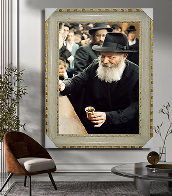 712 - תמונה של הרבי מחייך ומחזיק כוס ברכה