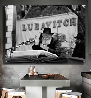 763 – תמונה של הרבי מוחא כפיים בשחור לבן