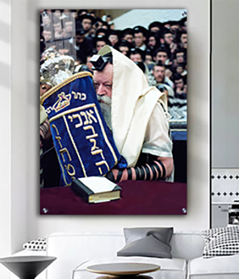 תמונה של הרבי מליובאוויטש מחזיק ספר תורה גדול