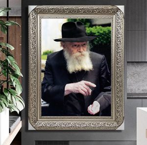 823 – תמונה של הרבי מליובאוויטש מחזיק מטבע צדקה