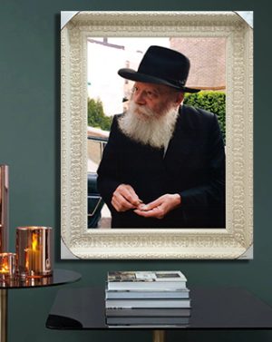 824 – תמונה של הרבי מליובאוויטש עם מטבע צדקה