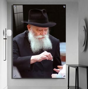 825 – תמונה של הרבי מליובאוויטש נותן מטבע צדקה