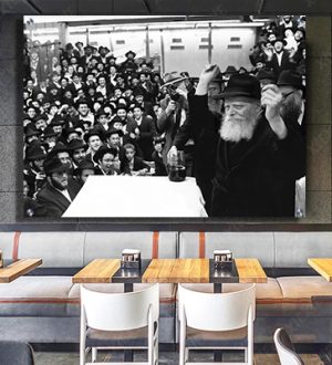 828 – תמונה של הרבי מליובאוויטש מעודד בהתוועדות שחור לבן