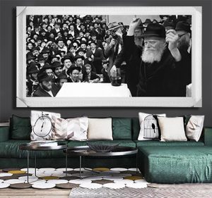 828 – תמונה מלבנית של הרבי מעודד בהתוועדות שחור לבן