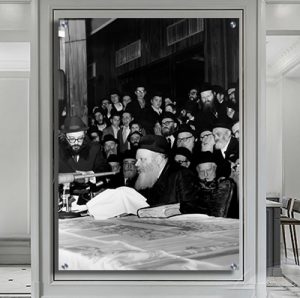 833 – תמונה של התוועדות עם הרבי מליובאוויטש שחור לבן