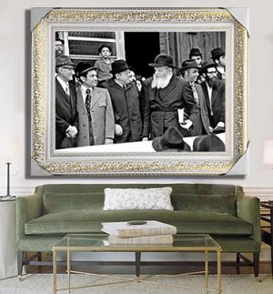 839 – תמונה של הרבי מחזיק ספר תורה בהתוועדות שחור לבן