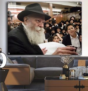 897 – תמונה של הרבי בהתוועדות מחזיק כוס של יין