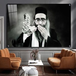 4190 – תמונה של הרב יאשיהו פינטו תוקע בשופר בשחור לבן