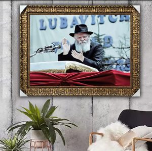 523 – תמונה של הרבי מליובאוויטש נואם ומוחא כפיים