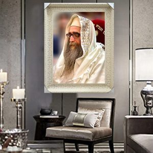 4093 – תמונה של הרב יאשיהו פינטו יושב על כסא של אליהו הנביא להדפסה על קנבס או זכוכית