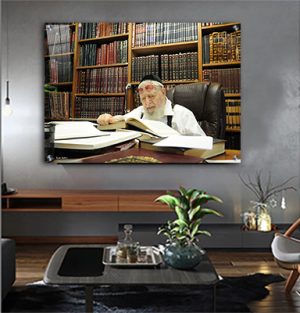 1568 – תמונה של הרב עובדיה יוסף יושב בחדר ולומד תורה להדפסה על קנבס או זכוכית