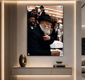 706 – תמונה של הרבי מחייך ומחזיק כוס ברכה