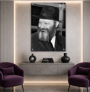 722 – תמונה של הרבי מחייך בצעירותו בשחור לבן