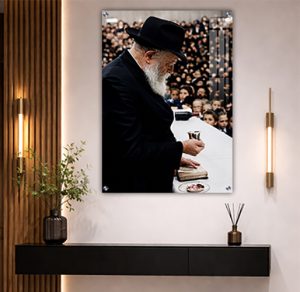 726 – תמונה של הרבי מברך עם כוס יין בהתוועדות