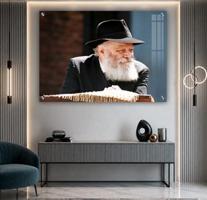 728 – תמונה של הרבי מחייך ומביט הצידה