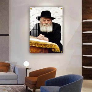 806 – תמונה של הרבי מליובאוויטש נשען על הסטנדר ומביט