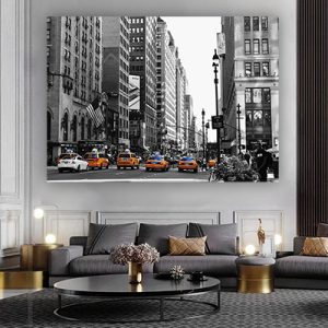 US-277 – תמונה של מוניות צהובות במנהטן על רקע שחור לבן