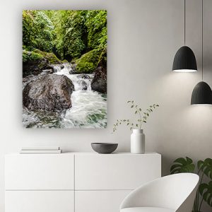 V-58 תמונת נוף של מפל מים זורם לקיר הבית או המשרד