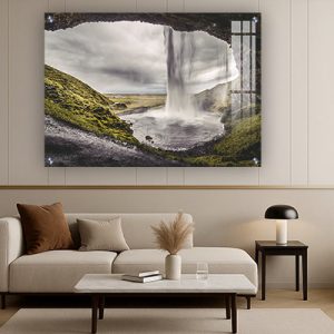 V-69 זרימת מים מעל מערה בטבע