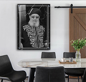 1574 – תמונה של הרב עובדיה יוסף מחייך על רקע שיש שחור ולבן להדפסה על קנבס או זכוכית