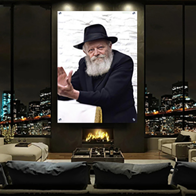 תמונה של הרבי מליובאוויטש נשען על הסטנדר ומוחא כפיים ברגע מרגש, זמינה להדפסה על זכוכית או קנבס באיכות גבוהה.
