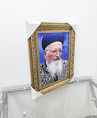 תמונת קנבס עם מסגרת מהודרת של הרב מרדכי אליהו