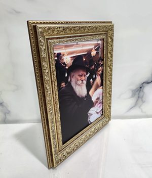 543 – תמונה של הרבי מליובאוויטש מחייך בהתוועדות להדפסה על קנבס או זכוכית