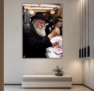 543 – תמונה של הרבי מליובאוויטש מחייך בהתוועדות להדפסה על קנבס או זכוכית