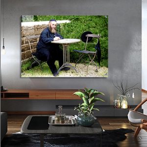 565 – תמונה צבעונית של אדמור הריי"ץ יושב בחצר – רבי יוסף יצחק שניאורסון