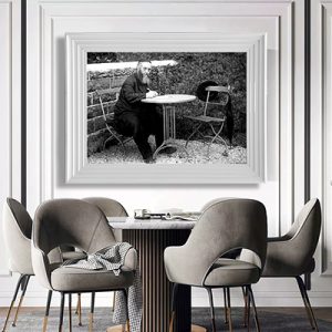 564 – תמונה של אדמור הריי"ץ יושב בחצר בשחור לבן – רבי יוסף יצחק שניאורסון