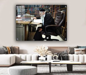 1580 – תמונה של הרב עובדיה יוסף יושב בחדר עם ספרי תורה ומתפלל להדפסה על קנבס או זכוכית