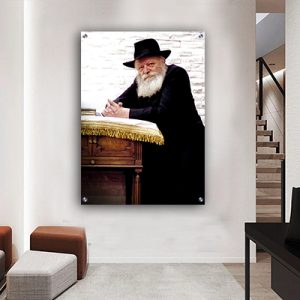 610 – תמונת זכוכית או קנבס של הרבי מליובאוויטש נשען על הסטנדר