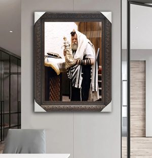 574 – תמונה של הרבי מליובאוויטש מחזיק ספר תורה גדול