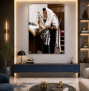 574 – תמונה של הרבי מליובאוויטש מחזיק ספר תורה גדול