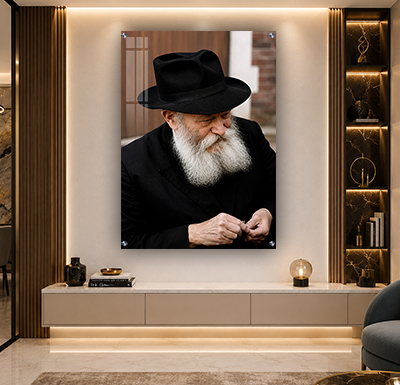 תמונה של הרבי מחייך ונותן מטבע צדקה