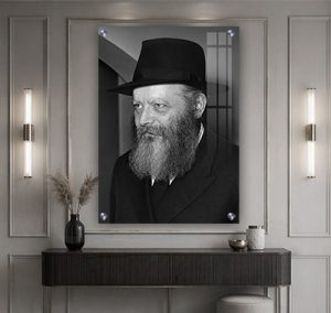 607 – תמונה של הרבי מליובאוויטש מחייך בצעירותו בשחור לבן