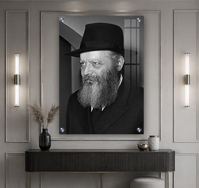 תמונה של הרבי מליובאוויטש מחייך בצעירותו בשחור לבן