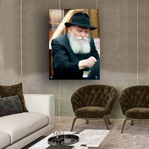 285 – תמונת זכוכית או קנבס של הרבי מליובאוויטש נותן מטבע צדקה