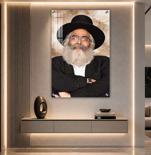 תמונה של הרב יורם אברג'ל משלב את ידיו